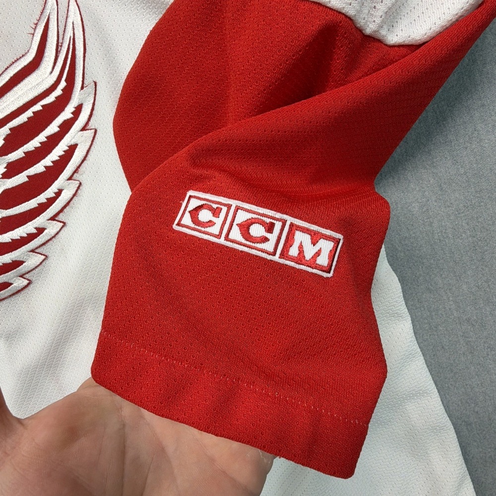 Detroit Red Wings Yzerman 19 Hockey Jersey CCM Vintage - Picture 2 of 6